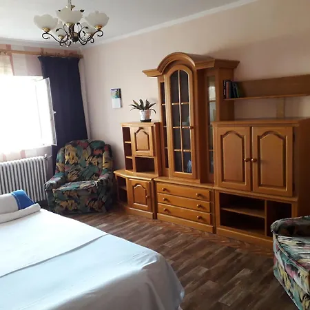 Budget-Friendly 2Br Apartment Near The Sea - Smart Layout For Privacy *