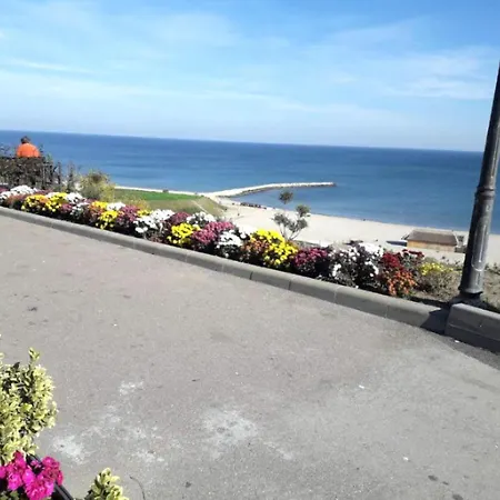 Budget-Friendly 2Br Apartment Near The Sea - Smart Layout For Privacy Apartment