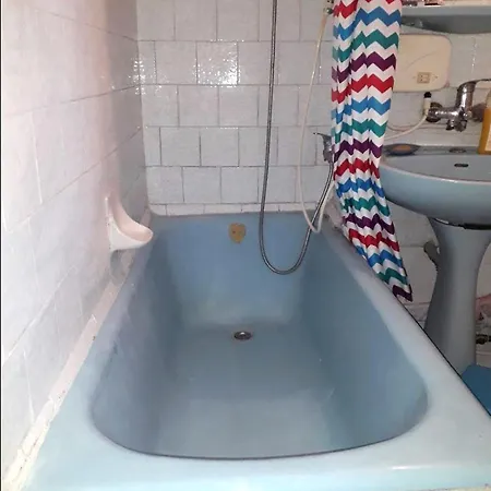 Budget-Friendly 2Br Apartment Near The Sea - Smart Layout For Privacy Apartment *