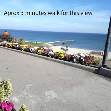 Apartment Budget-Friendly 2Br Apartment Near The Sea - Smart Layout For Privacy *